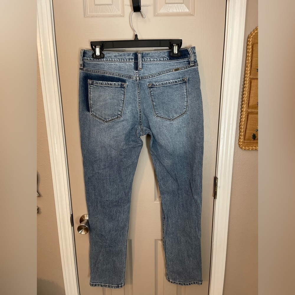 Kancan light wash mildly distressed straight leg 5 pocket jeans. Size 9/28. - Picture 7 of 8